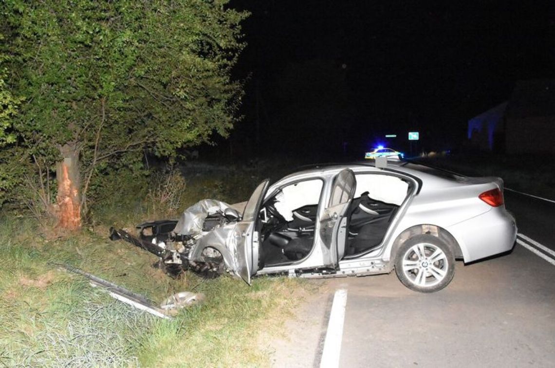 BMW z impetem wbiło się w drzewo w Różańcu Pierwszym BMW z impetem wbiło się w drzewo w Różańcu Pierwszym