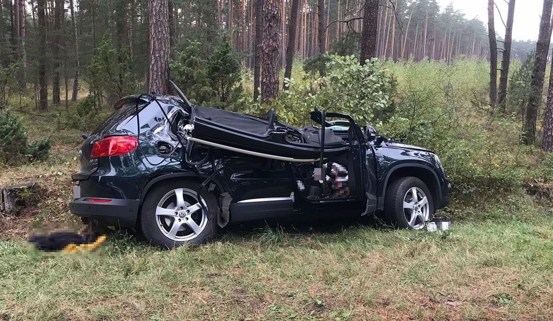 Mężczyzna został zakleszczony w samochodzie.