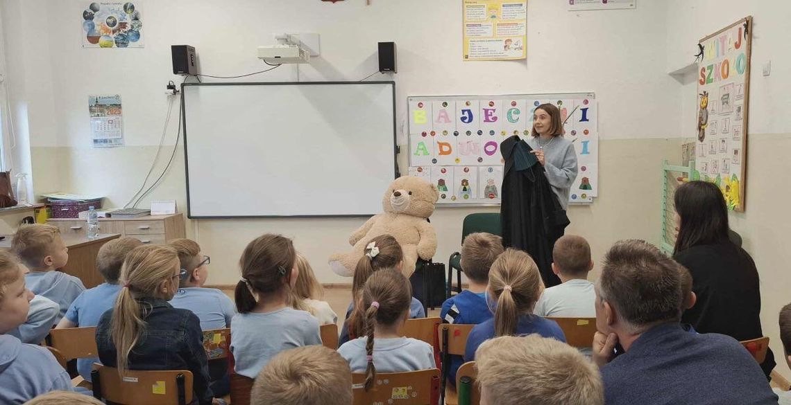 Podczas spotkania adwokat Karolina Chruścińska-Cisek w przystępny sposób tłumaczyła, jak reagować na krzywdzące opinie, gdzie szukać pomocy i jak dbać o bezpieczeństwo w Internecie.