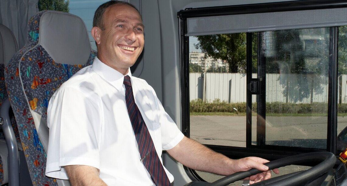 Brakuje kierowców autobusów. Przewoźnicy podnoszą pensje do 9 tys. zł Niedobór kierowców komunikacji miejskiej, regionalnej i autokarów pozostaje jednym z największych problemów branży transportowej.