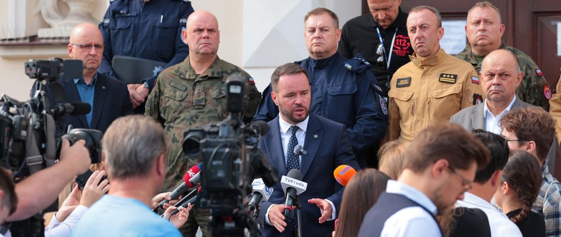 Przed Lubelskim Urzędem Wojewódzkim odbył się dziś briefing prasowy wojewody Krzysztofa Komorskiego po nocnym naruszeniu polskiej przestrzeni powietrznej przez rosyjskie drony.