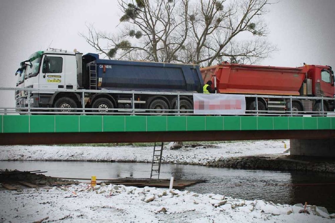 Nowo wybudowany most w Brodzicy pomyślnie wytrzymał obciążenie 128 ton. W jednym czasie ustawiono na nim 4 wielkie ciężarówki.