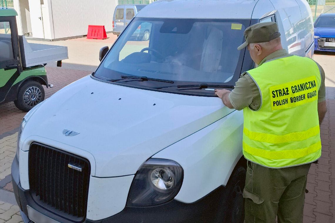 Funkcjonariusz Straży Granicznej przy skradzionym pojeździe.