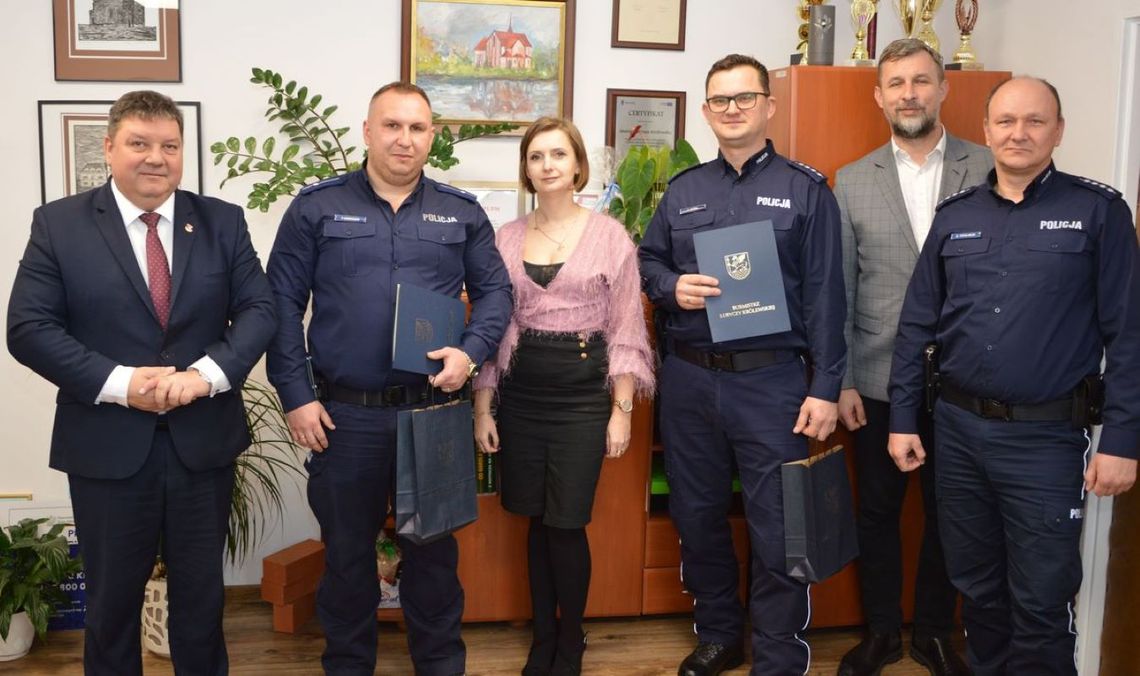 Władze gminy Lubycza Królewska z policjantami, którzy uratowali 72-latkę od najgorszego.