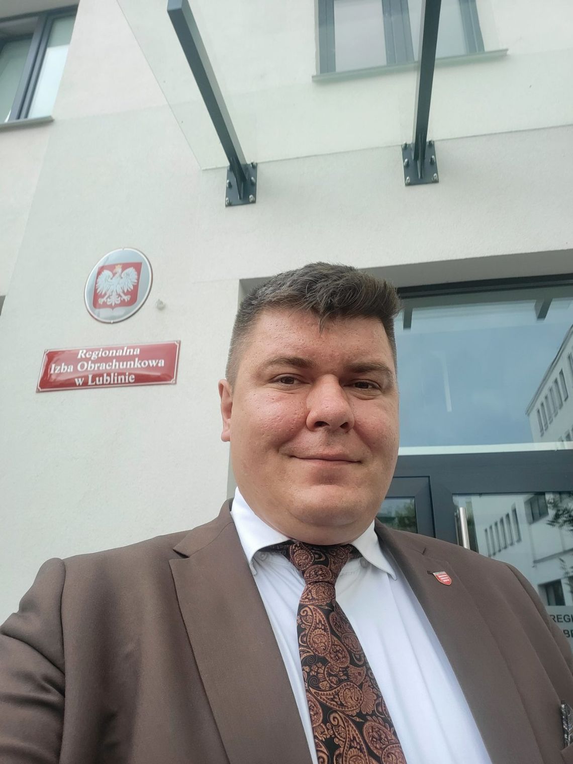 Burmistrz Szczebrzeszyna chciałby zarabiać więcej. Ale radni nie spieszą się z podwyżką – Dziś nadal jestem najniżej wynagradzanym burmistrzem w województwie lubelskim, a być może nawet w całej Polsce – napisał Rafał Kowalik.