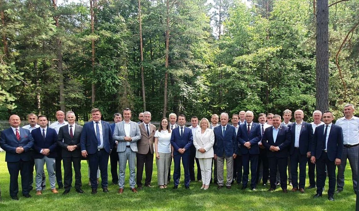 W skład Euroregionu Roztocze wchodzi już 60 samorządów. Na zdjęciu są ich przedstawiciele.