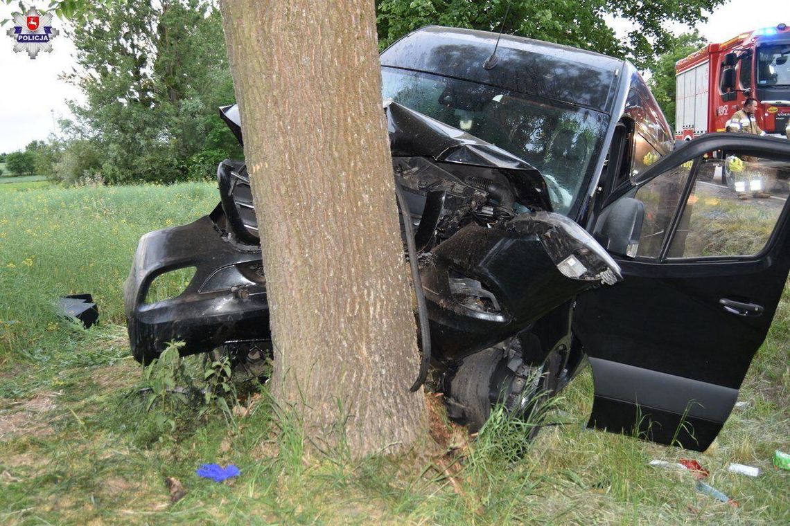 Mercedes roztrzaskał się o drzewo w Uchaniach. Do szpitali trafiło 6 kobiet z Ukrainy Mercedes roztrzaskał się o drzewo w Uchaniach. Do szpitali trafiło 6 kobiet z Ukrainy