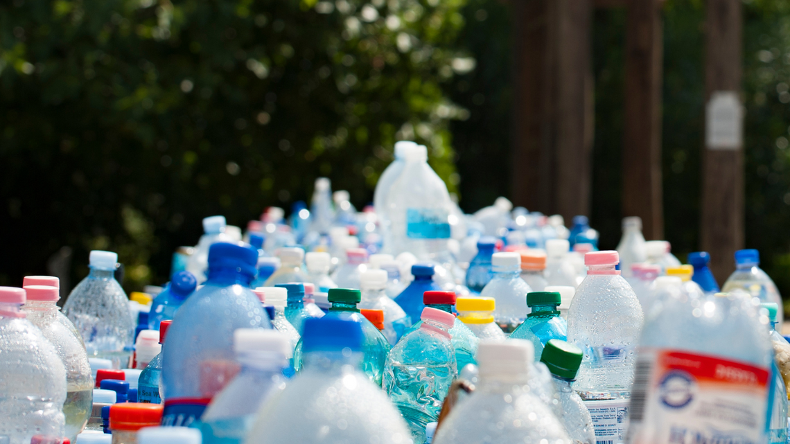 1 lipca 2024 roku w życie wszedł obowiązek przytwierdzania zakrętek do plastikowych butelek.
