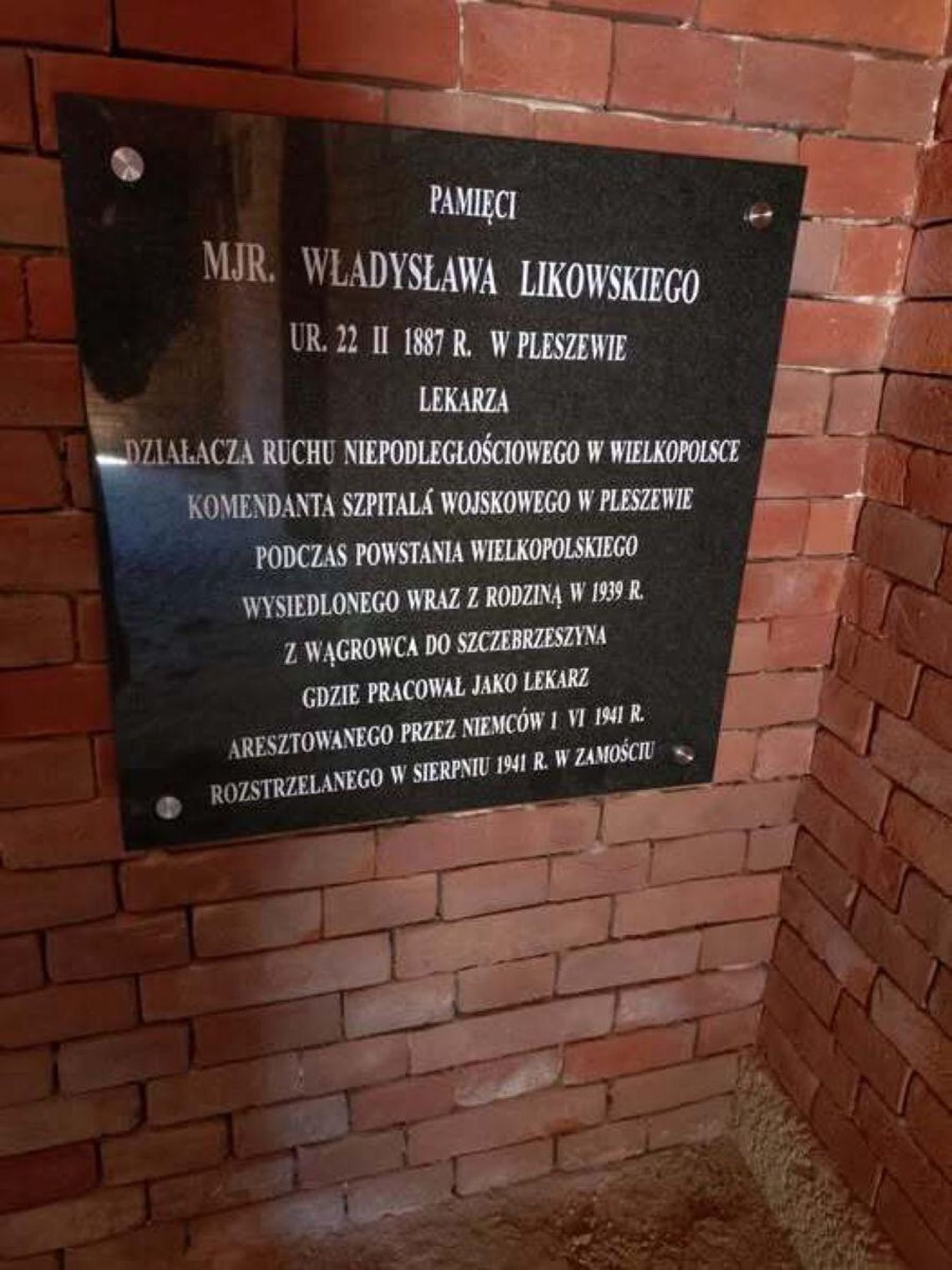 Na terenie zamojskiego cmentarza wojennego Rotunda zakończyły się prace związane z wykonaniem tablicy upamiętniającej dr. Władysława Likowskiego.