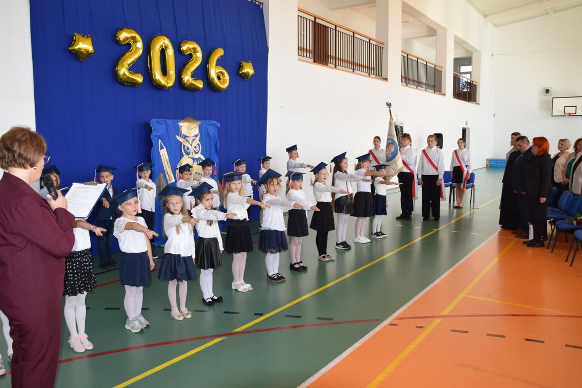 22 pierwszoklasistów z Płoskiego pasowanych na uczniów szkoły Jana Pawła II 22 pierwszoklasistów z Płoskiego pasowanych na uczniów szkoły Jana Pawła II