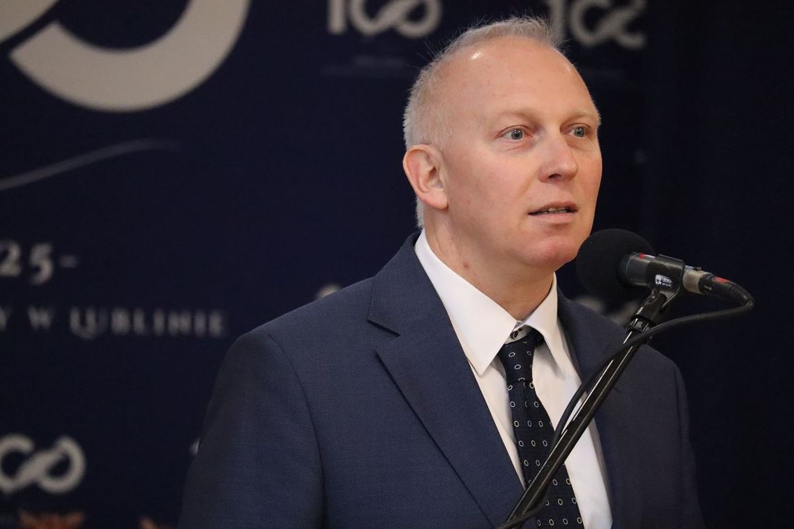 CBA zatrzymało lubelskiego kuratora. Służby były też u radnej KO. PiS żąda dymisji wojewody Lubelski kurator oświaty Tomasz Szabłowski usłyszał zarzuty w śledztwie dotyczącym zamówień publicznych. Prokuratura zarzuca mu przekroczenie uprawnień i wejście w porozumienie z lokalnym przedsiębiorcą. Grozi mu do 20 lat więzienia.
