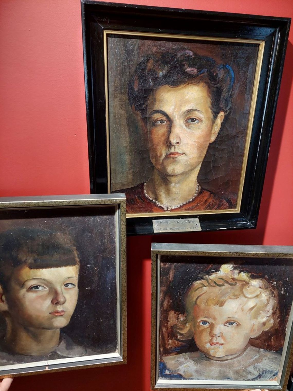 W połowie maja w muzeum w Hrubieszowie będzie można obejrzeć 3 portrety rodzinne – Haliny Białkowskiej, jej syna Andrzeja (jako kilkuletniego chłopca – pierwszy portret z lewej) oraz drugiego syna Wojciecha (pierwszy z prawej).