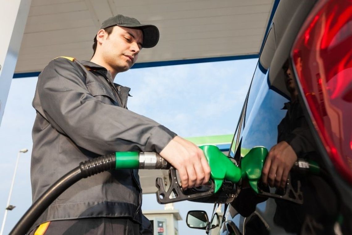 Nowe przepisy to dobra wiadomość dla osób planujących świąteczne podróże. Niższe ceny paliw mogą odciążyć domowe budżety i zmniejszyć koszty transportu.