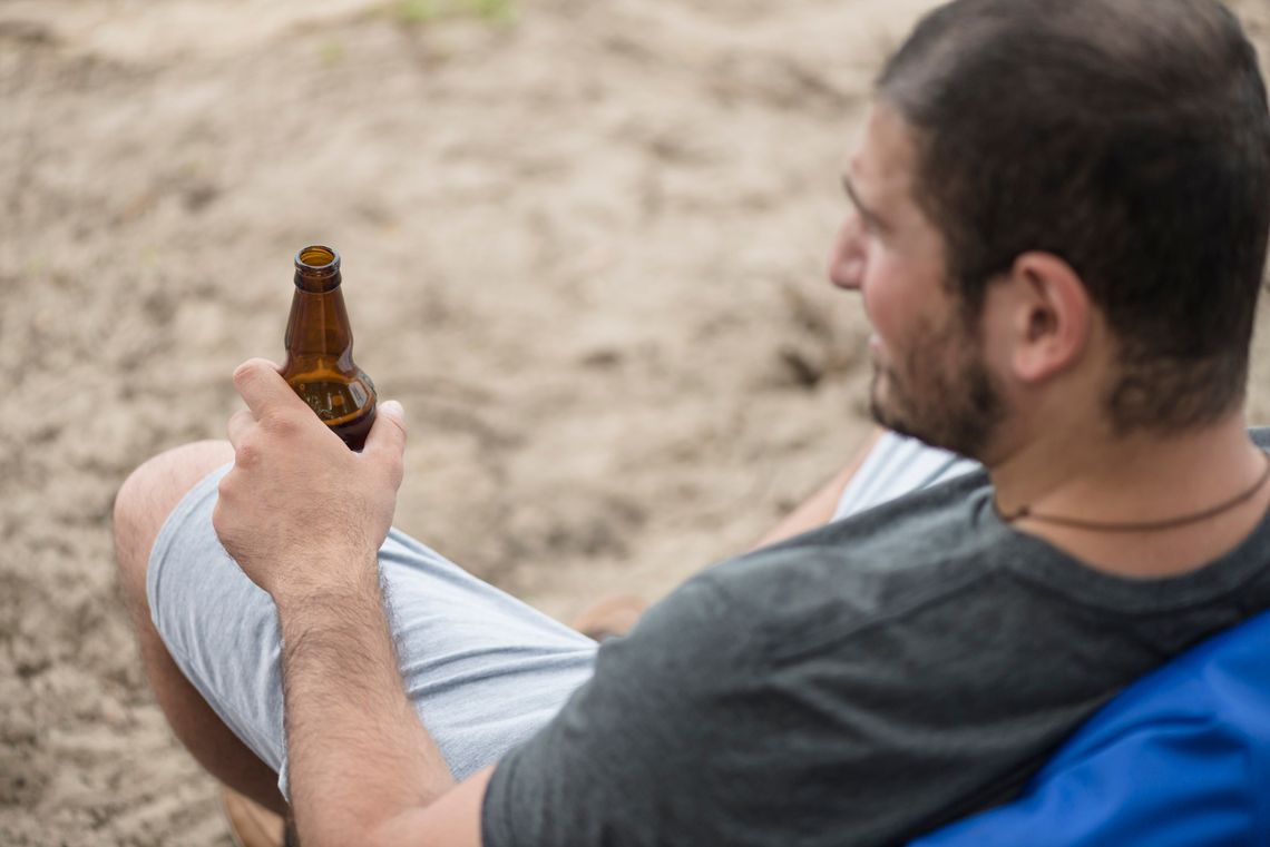 Chcą ograniczenia sprzedaży alkoholu nad Jeziorem Białym. W nocy procenty tylko w lokalach? Zdjęcie ilustracyjne