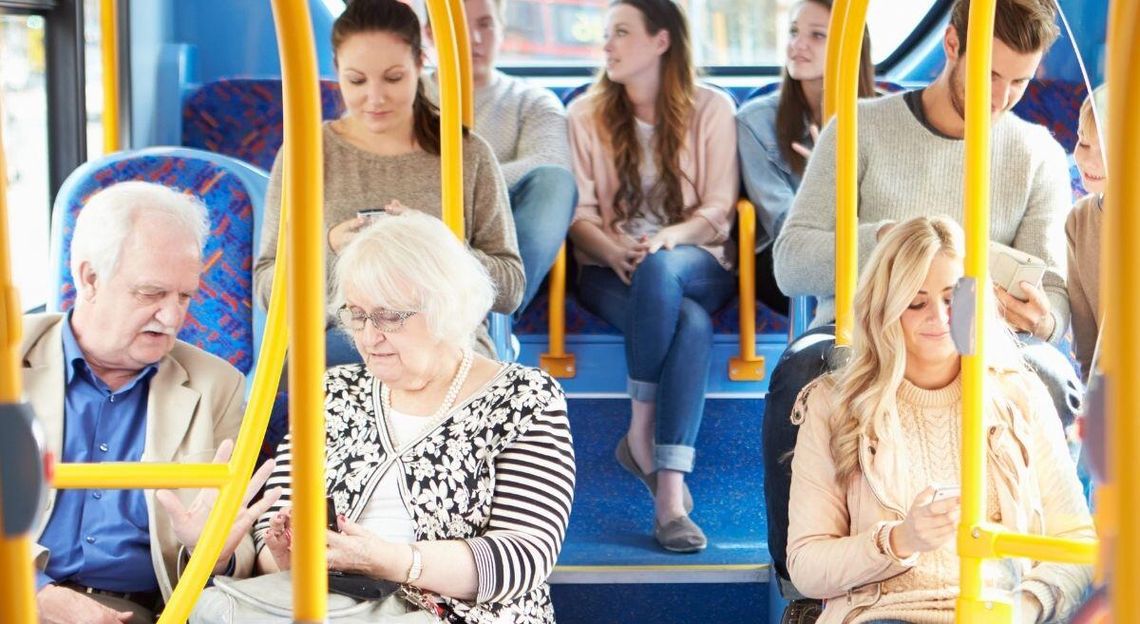 Chcą zakazać głośnego używania telefonów w autobusach. To może być przełom Kolejne miasto chce oficjalnie zakazać używania smartfonów w sposób uciążliwy dla innych w komunikacji miejskiej.
