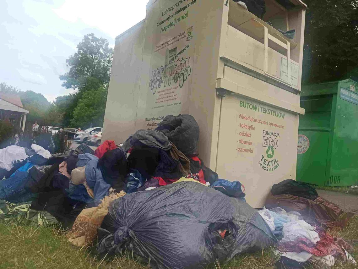 Polski Czerwony Krzyż, Biedronka, Caritas i kilkanaście innych organizacji apelują do premiera o zmiany w zasadach segregacji tekstyliów.