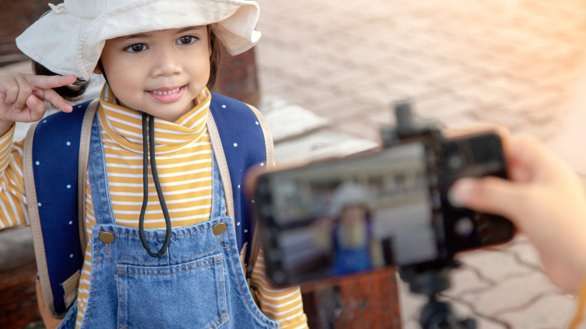 Chce ochrony dzieci przed wrzucaniem ich zdjęć do internetu Za sprawą rzecznika praw obywatelskich wraca temat publikowania w sieci zdjęć dzieci, co naraża je na hejt, kpiny oraz pedofilię. Dlatego RPO chce uregulowania tej kwestii.