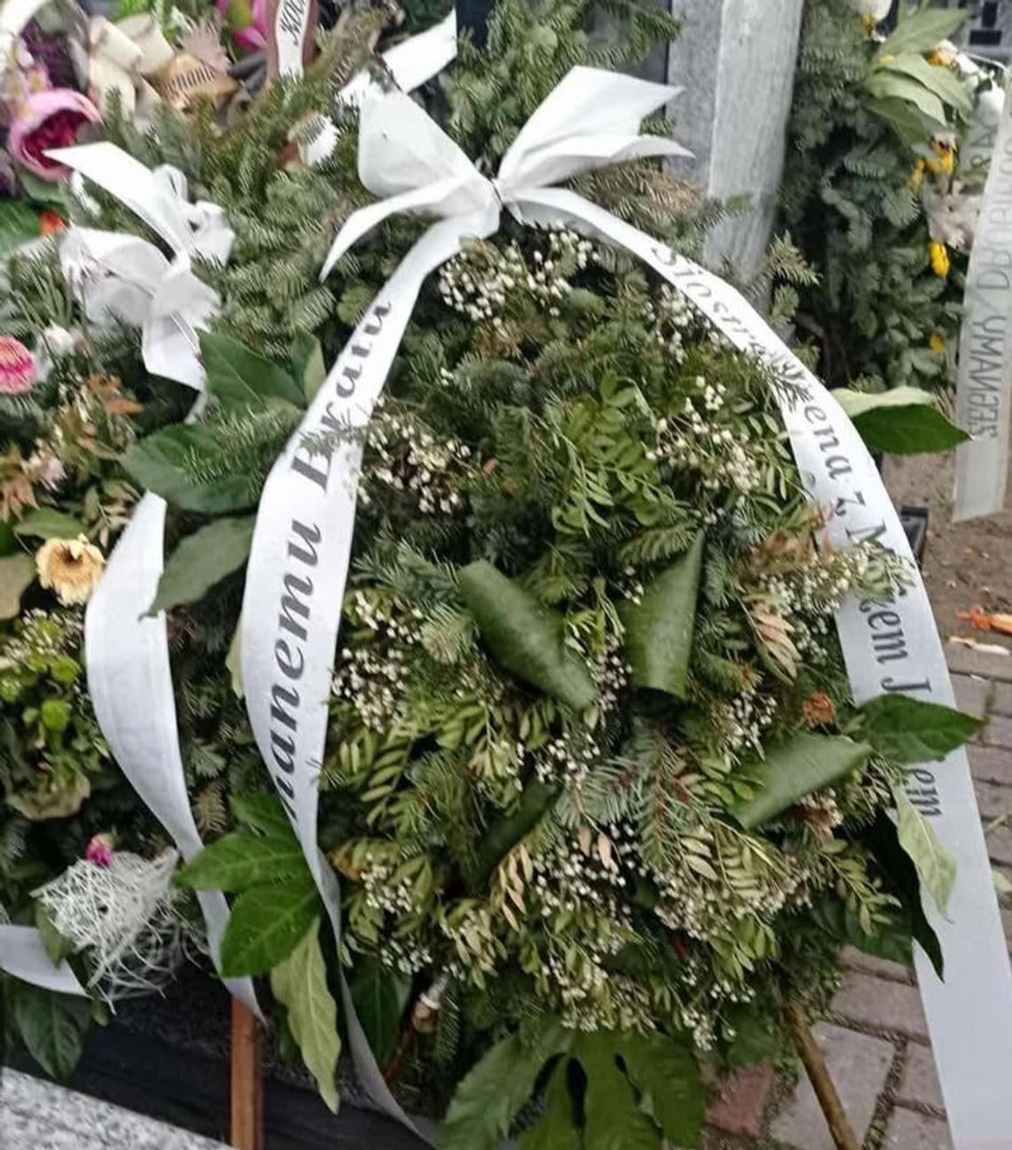 Cmentarne hieny niszczą wieńce. „Po pogrzebie już w poniedziałek nie było róż”