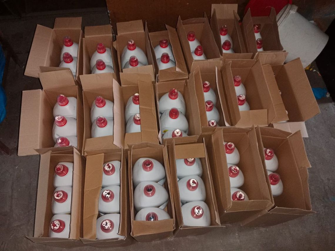 Lubelskie: Robił biznes na podrabianym żelu do prania Policjanci z wydziału do walki z przestępczością gospodarczą chełmskiej komendy zatrzymali 39-latka, podejrzanego o handel podróbkami środków do prania.