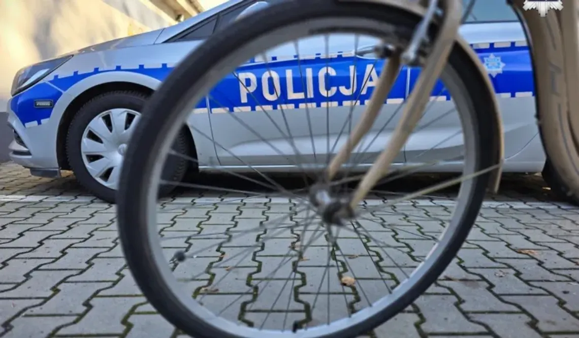 54-letni mieszkaniec Hrubieszowa jechał rowerem po chodniku wzdłuż ulicy Kolejowej. Gdy mijał ogrodzenie miejscowej nekropolii, z cmentarnej furtki nagle wyszła 76-letnia kobieta.