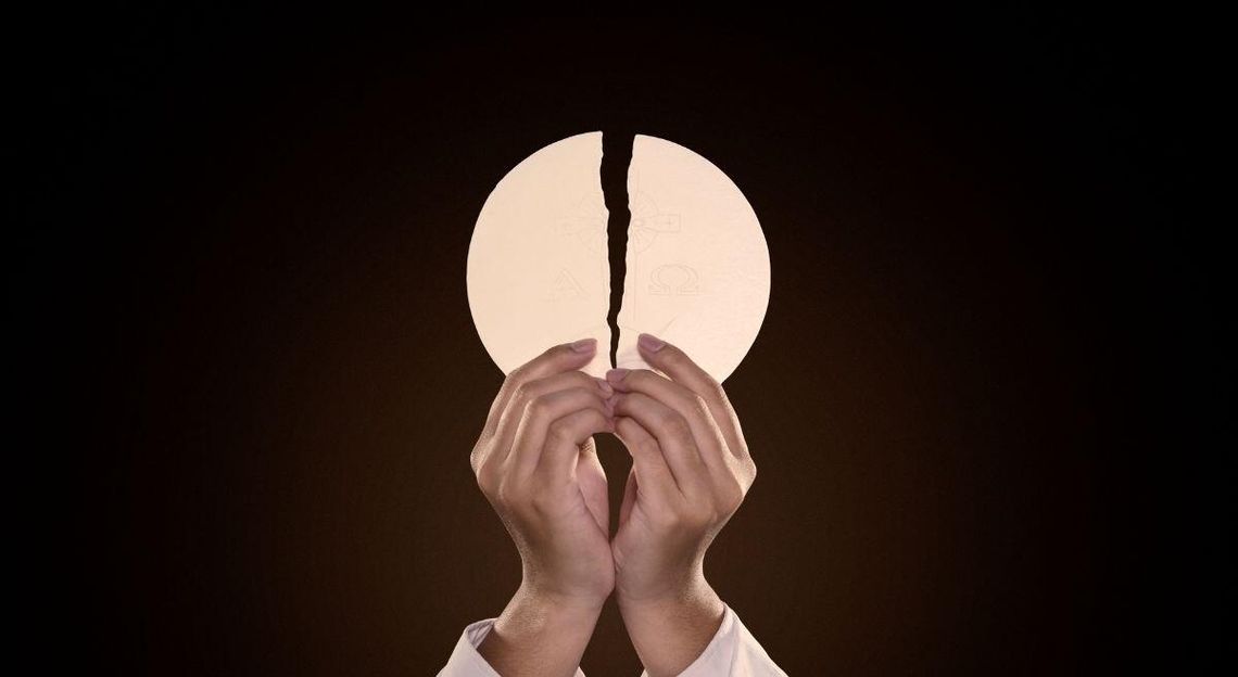 Chorzy na celiakię w Kościele. Czy mogą przyjmować komunię? Osoby chore na celiakię mogą bezpiecznie przyjmować komunię świętą w postaci hostii niskoglutenowych