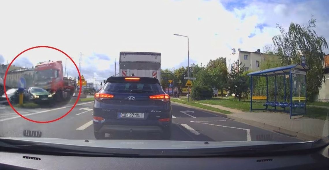 Na szczęście nikt nie zginął w Bydgoszczy, gdzie w wypadku udział wzięło aż 11 samochodów – 2 ciężarówki i 9 osobówek. Na filmie w internecie widać, jak czerwona ciężarówka uderza w stojące na światłach samochody.