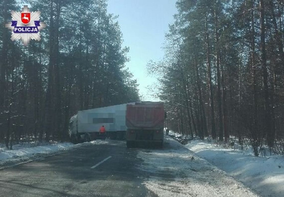Ciężarówka zablokowała drogę między Luchowem Górnym a Wolą Różaniecką