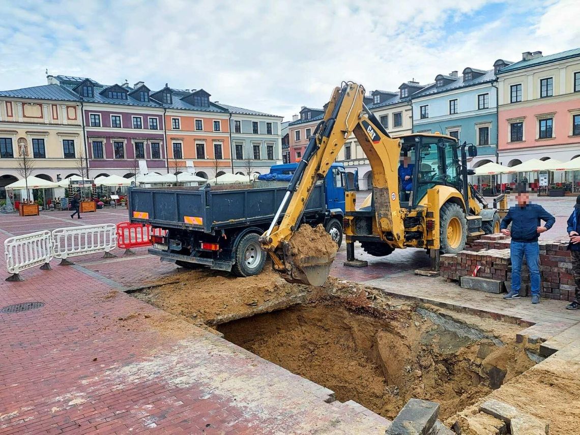 Co dzieje się pod Rynkiem Wielkim w Zamościu? Dlaczego powstało tajemnicze zapadlisko Prace przy zapadlisku na Rynku Wielkim w Zamościu, 30 października 2025 r.