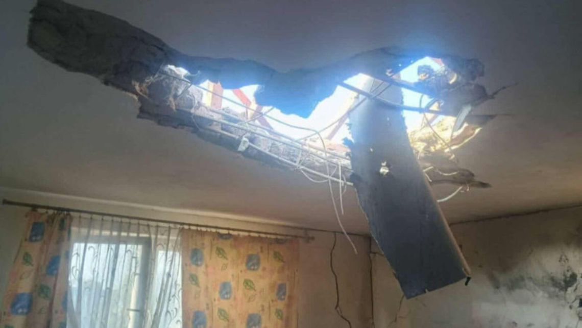 „Niezidentyfikowany obiekt latający” przebił dach domu w Wyrykach-Woli podczas nocnego ataku rosyjskich dronów.