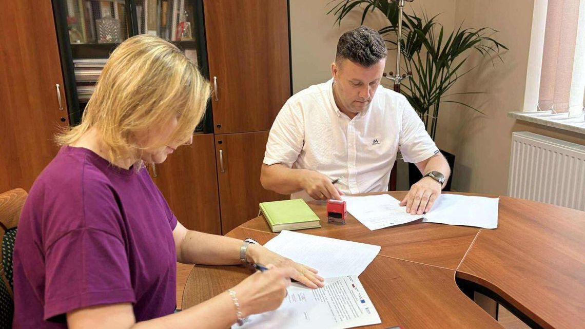 Co za wygoda! W Krasnobrodzie fryzjer sam dojedzie do seniorów Gmina Krasnobród podpisała umowę z Roztoczańską Spółdzielnią Socjalną „Warto” na realizację usług mobilnego fryzjera dla seniorów.