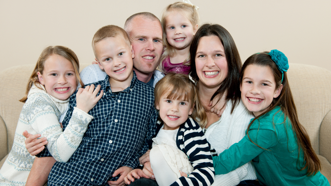 Coraz mniej dzieci na państwowym garnuszku. To nie jest dobry znak Spada liczba dzieci korzystających ze świadczeń rodzinnych. Winne są rosnące pensje i progi dochodowe.