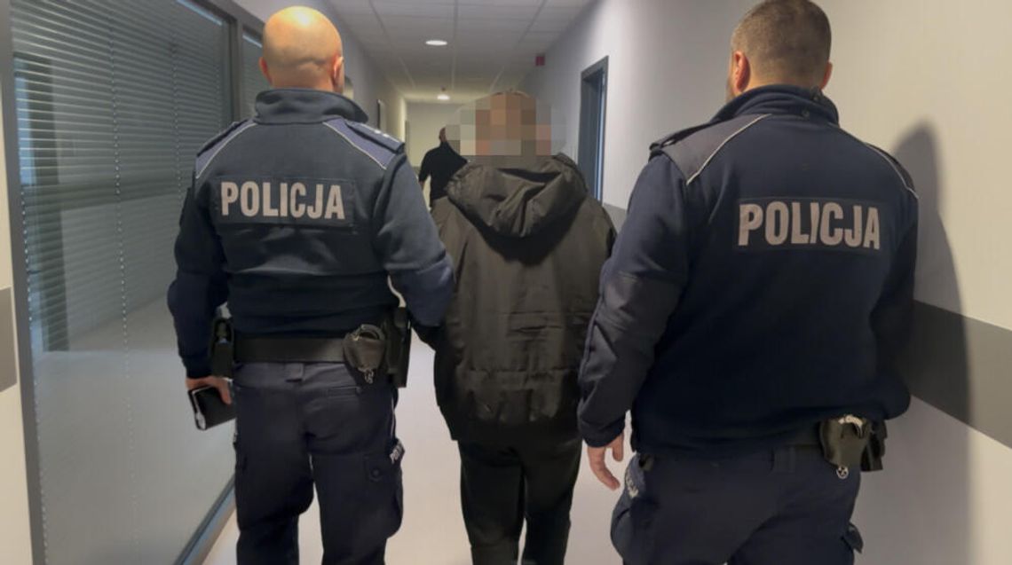Coraz mniejsze braki kadrowe w policji. Rośnie zainteresowanie służbą Szybko spada liczba wakatów w policji. Odchodzi z niej coraz mniej osób, a coraz więcej młodych ludzi jest zainteresowanych służbą w tej formacji.