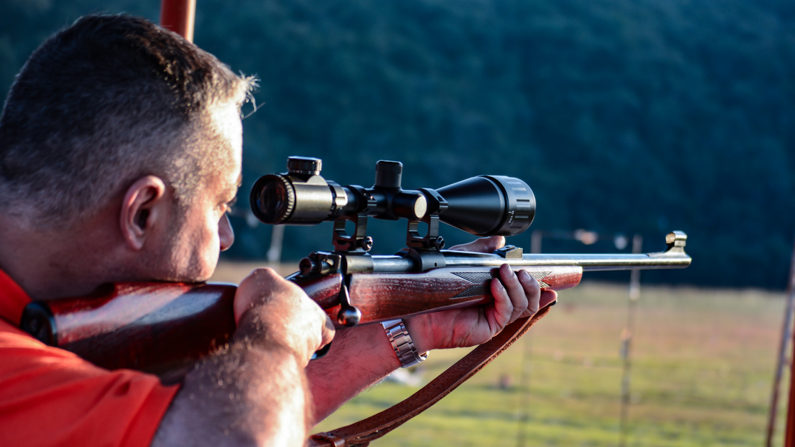 Coraz więcej Polaków chce mieć własną broń Coraz więcej Polaków chce mieć własną broń.