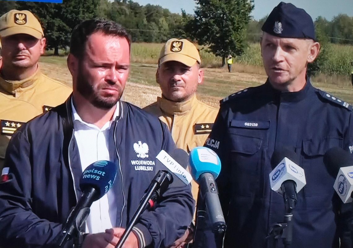 - Wszystkie potrzebne tu służby pracują na miejscu od wczesnych godzin porannych - zapewniał podczas briefingu w Osinach wojewoda Krzysztof Komorski.