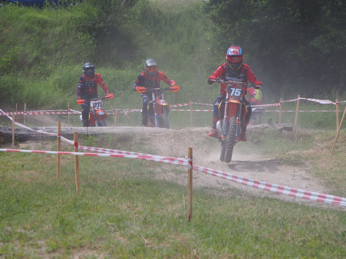 Crossowcy wciskali gaz do dechy. Reprezentanci MX Enduro Zamość zwyciężyli zespołowo Wynikiem 181 punktów reprezentanci MX Enduro Zamość zwyciężyli zespołowo w II rundzie Pucharu Lubelszczyzny Wschodniej.