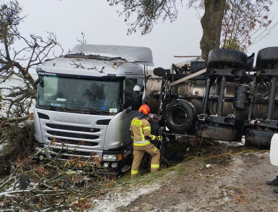 Cysterna w rowie, bus się zatrzymał, a opel wjechał mu w tył. W Wieprzowie ruch odbywa się wahadłowo 21 listopada 2025, Wieprzów. Cysterna zjechała do rowu i przewróciła się.
