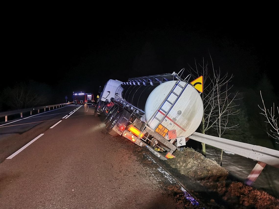 Cysterna z paliwem prawie się przewróciła. Zatrzymała się na barierce