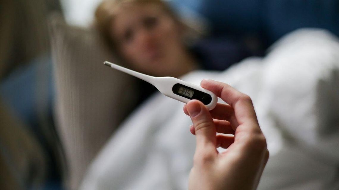 Lekarze  nadal zachęcają do szczepień. Mówią, że mogą uchronić przed najpoważniejszym przebiegiem choroby.