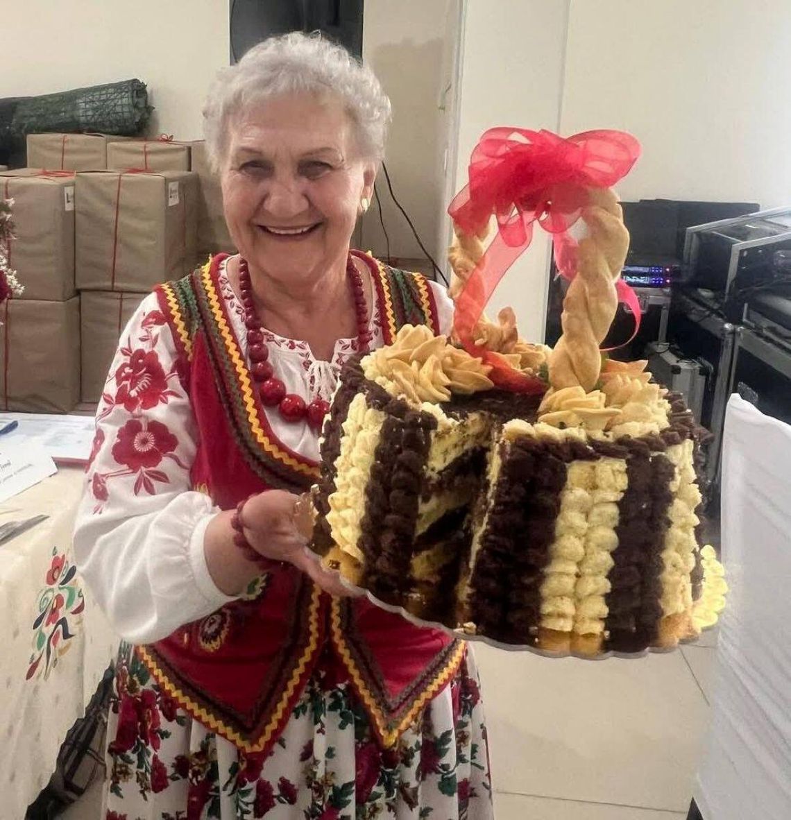 Barbara Zwolak jest przewodniczącą Koła Gospodyń Wiejskich „Sąsiadeczki” z Czartowczyka w gminie Tyszowce. Na zdjęciu prezentuje tort tradycyjny, który wygrał konkurs Kobieta Przedsiębiorcza w stylu WEGE.