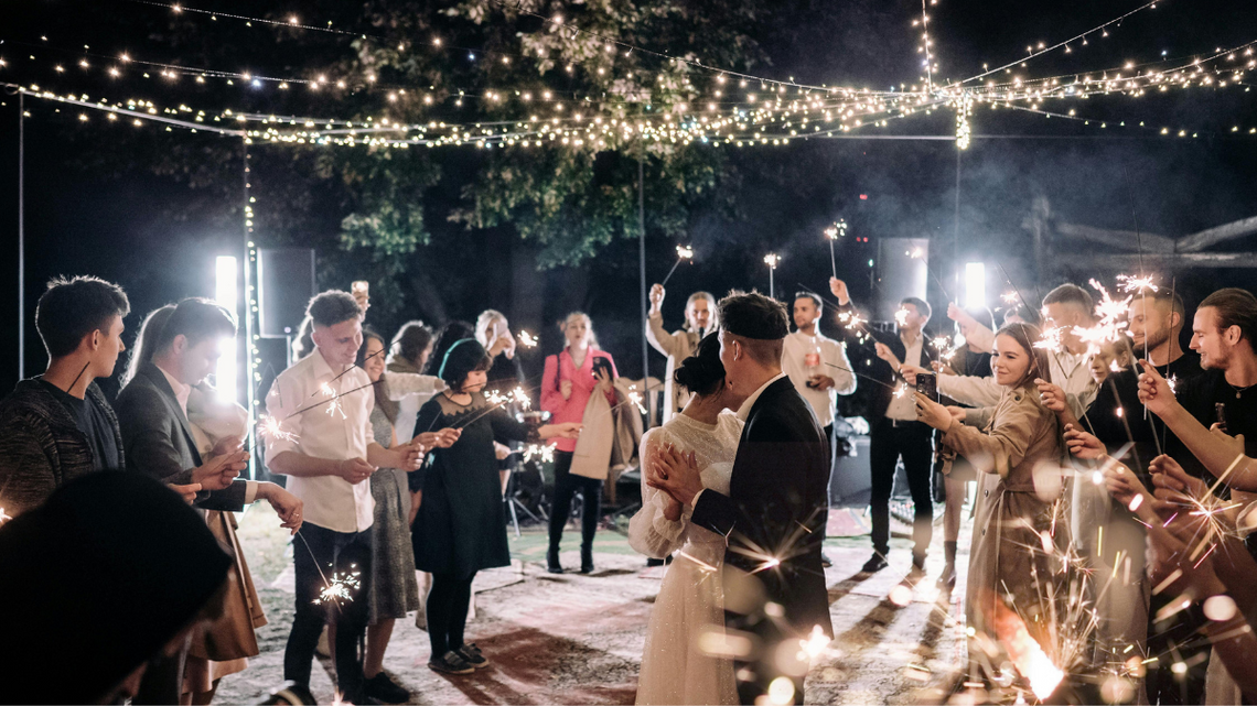 Czas na imprezę. Rusza planowanie i rezerwacja restauracji To wrzesień jest tym miesiącem, kiedy Polacy najczęściej zaczynają przygotowania do różnych imprez: komunii, urodzin czy wesel. To okazja do spotkań z rodziną czy znajomymi.