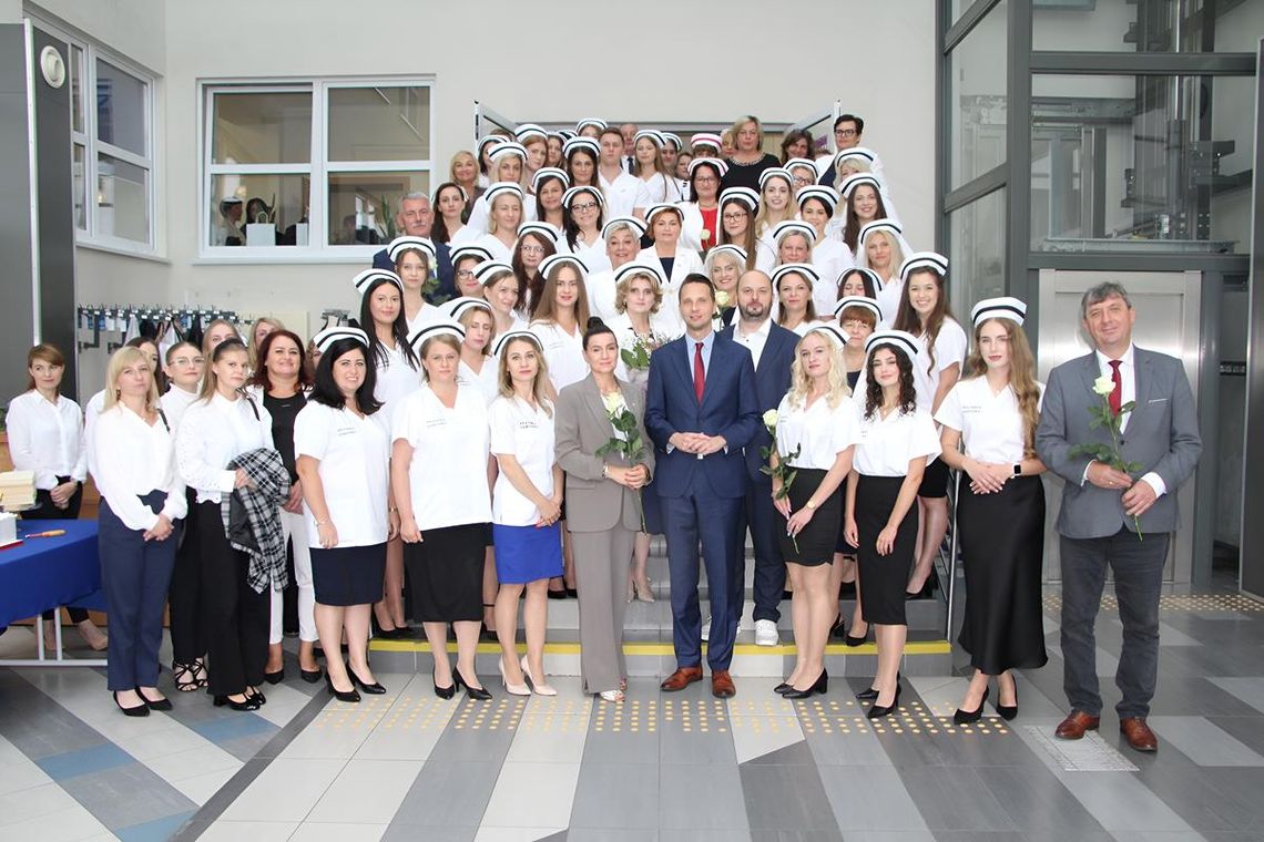 23 września w Akademii Zamojskiej miało miejsce uroczyste czepkowanie absolwentek i absolwentów studiów I stopnia na kierunku pielęgniarstwo.