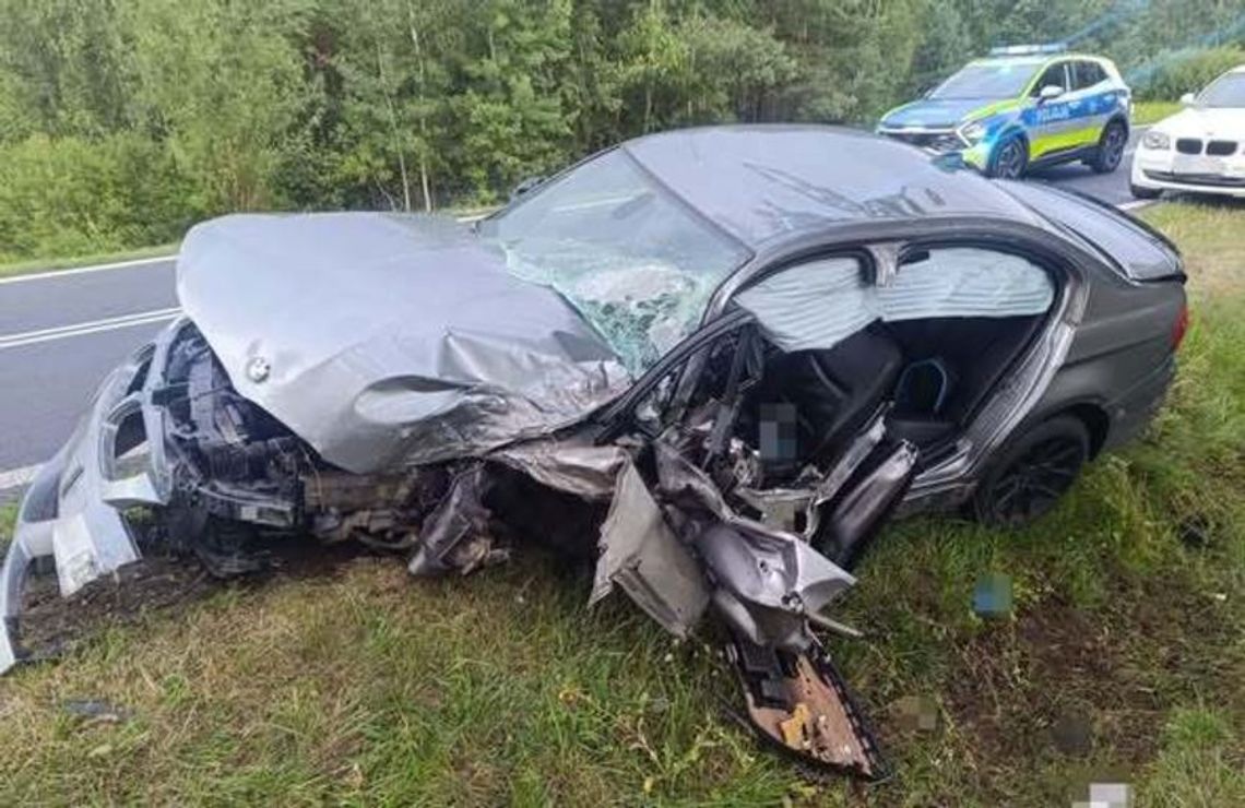 Strażacy musieli rozcinać karoserię BMW, aby wyciągnąć zakleszczonego w tym aucie kierowcę 22-latek z Biłgoraja został przewieziony do szpitala.