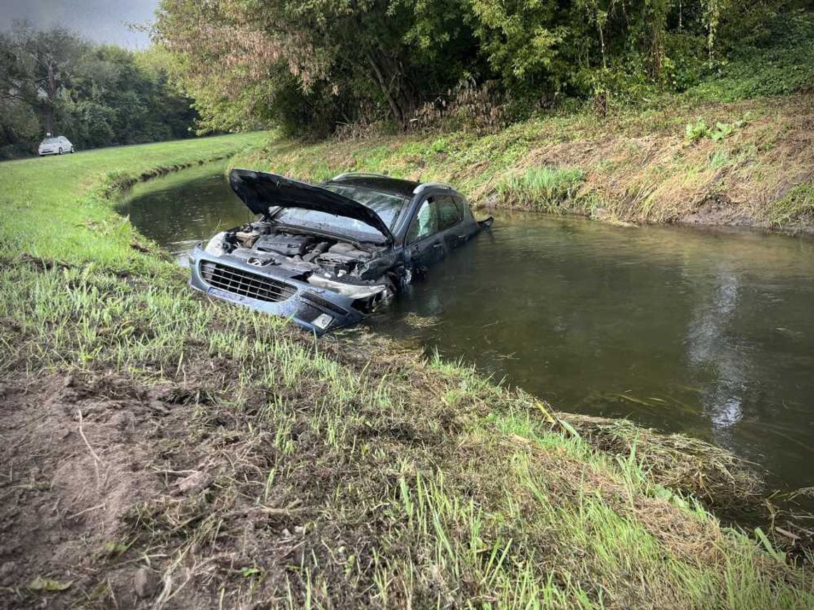 Uderzony czołowo peugeot okręcił się i wpadł do kanału Ulga przy ul.Działkowej w Hrubieszowie.