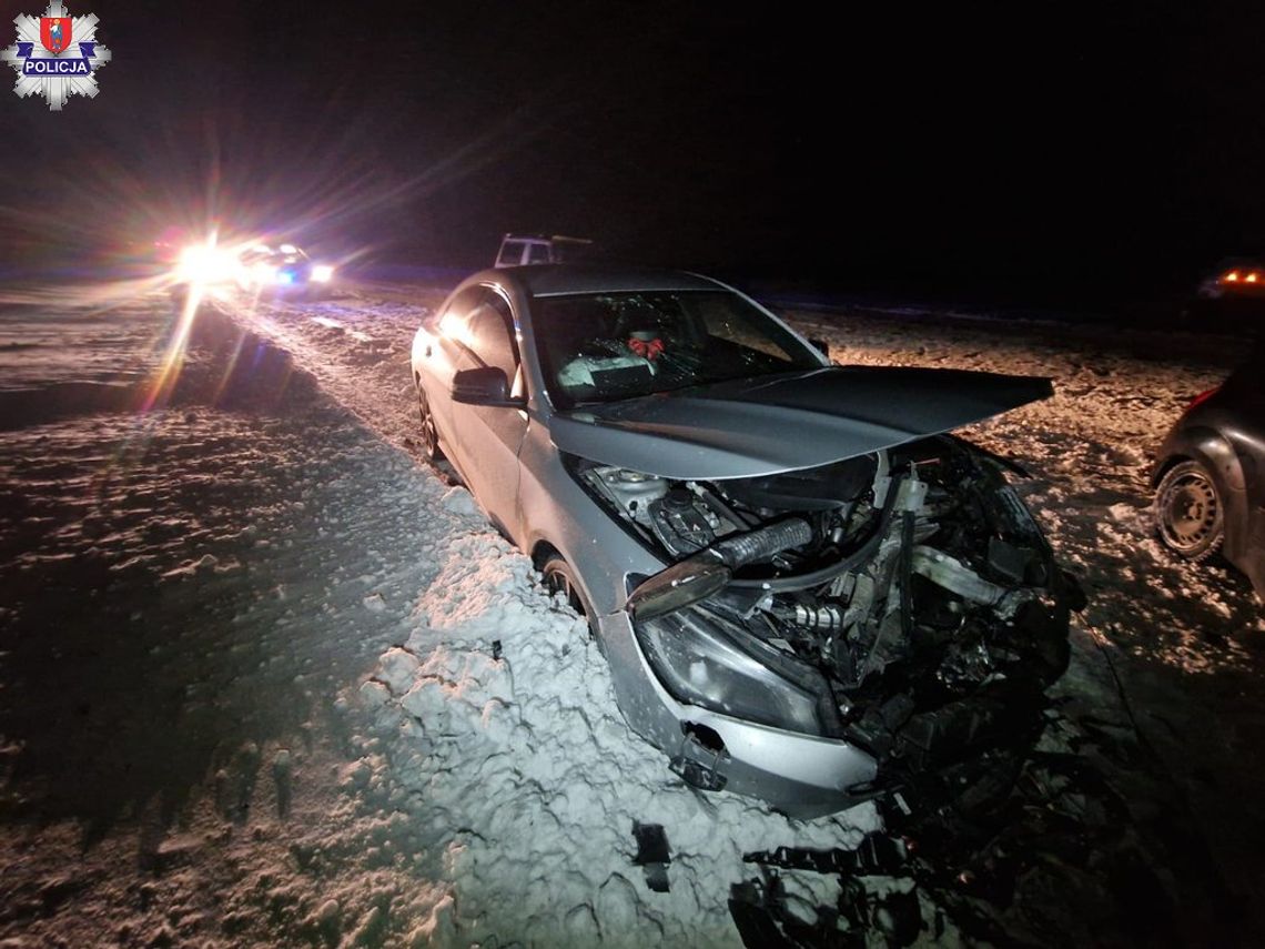 W Białowoli kierująca Renault wjechała w znajdujące się na jezdni koleiny śnieżne, co spowodowało, że straciła panowanie nad pojazdem, zjechała na przeciwny pas ruchu i czołowo zderzyła się z jadącą z naprzeciwka kierującą mercedesem.