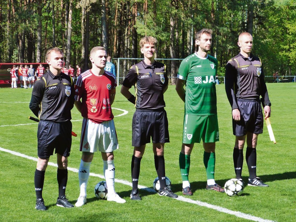 Po zwycięstwie Tanwi Majdan Stary nad Kryształem Werbkowice 4:0 (2:0) bramkarz Arkadiusz Kniaź komplementował swojego kolegę z zespołu, zdobywcę wszystkich czterech bramek Mateusza Dziurdzę, sugerując, że relacje z tego spotkania powinny być zatytułowane „One Man Show”.