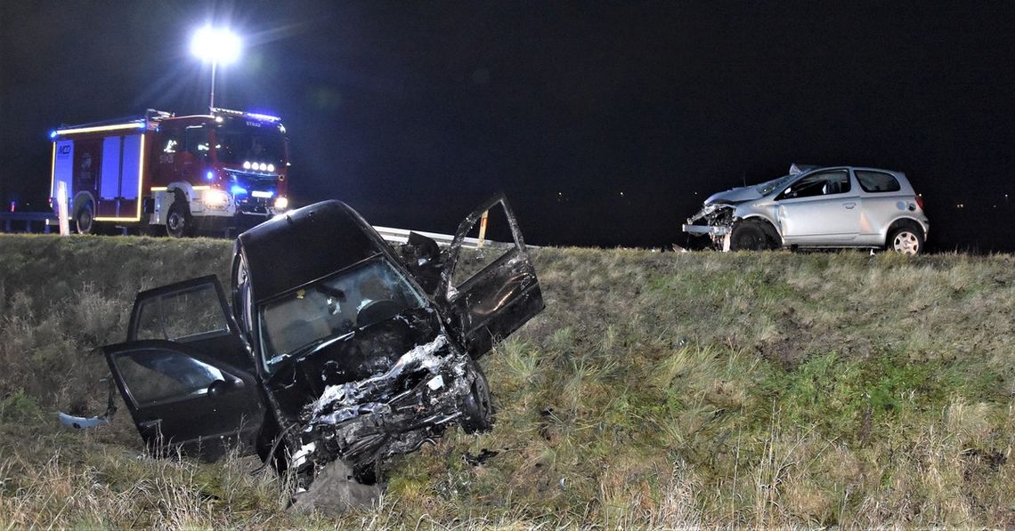 Cztery osoby, w tym 10-latka, w szpitalu po czołowym zderzeniu samochodów Cztery osoby trafiły do szpitala po wypadku, do którego doszło w środowy wieczór na ulicy Lubelskiej w Radzyniu Podlaskim.