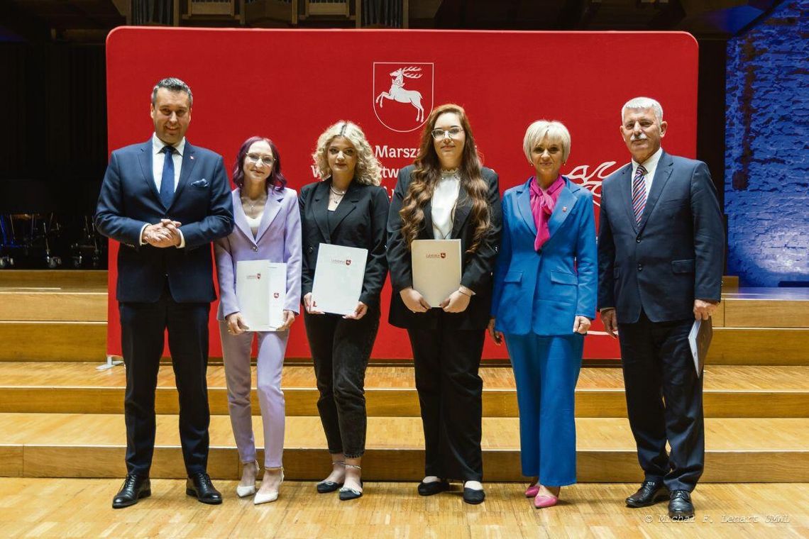 Stypendystkom towarzyszył kanclerz uczelni Wojciech Adamczyk. Stypendia wręczył im Członek Zarządu Województwa Lubelskiego Marcin Szewczak.