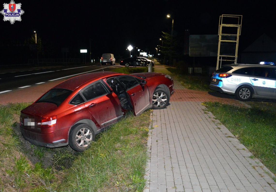 Czujny kierowca zauważył pijanego 48-latka. Citroen wylądował w rowie pod Zamościem 48-latek kierował Citroenem mając w organizmie ponad 2,5 promila. W Kalinowicach stracił panowanie nad pojazdem i wjechał do przydrożnego rowu.