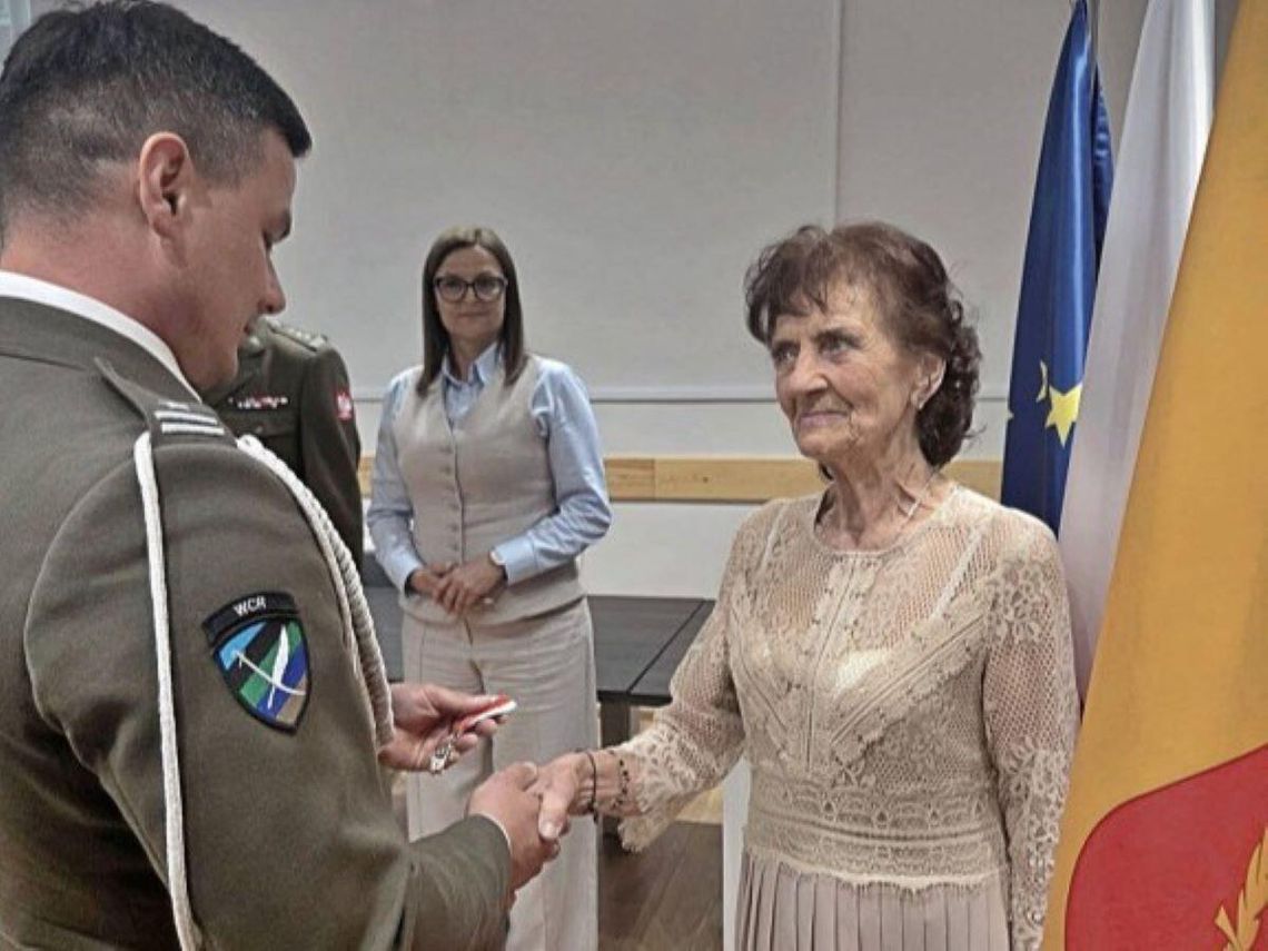 Czworo z siedmiorga jej dzieci służy w mundurze. Alina Frańczuk z Werbkowic dostała za to medal Złotym Medalem „Za Zasługi dla Obronności Kraju” została odznaczona Alina Frańczuk, długoletnia mieszkanka gminy i wieloletnia sołtys sołectwa Alojzów.