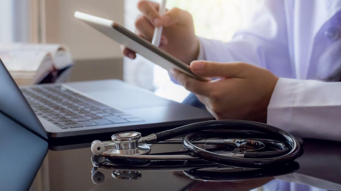 Medycy ustalają, w jakim zakresie i jak używać sztucznej inteligencji przy leczeniu ludzi.